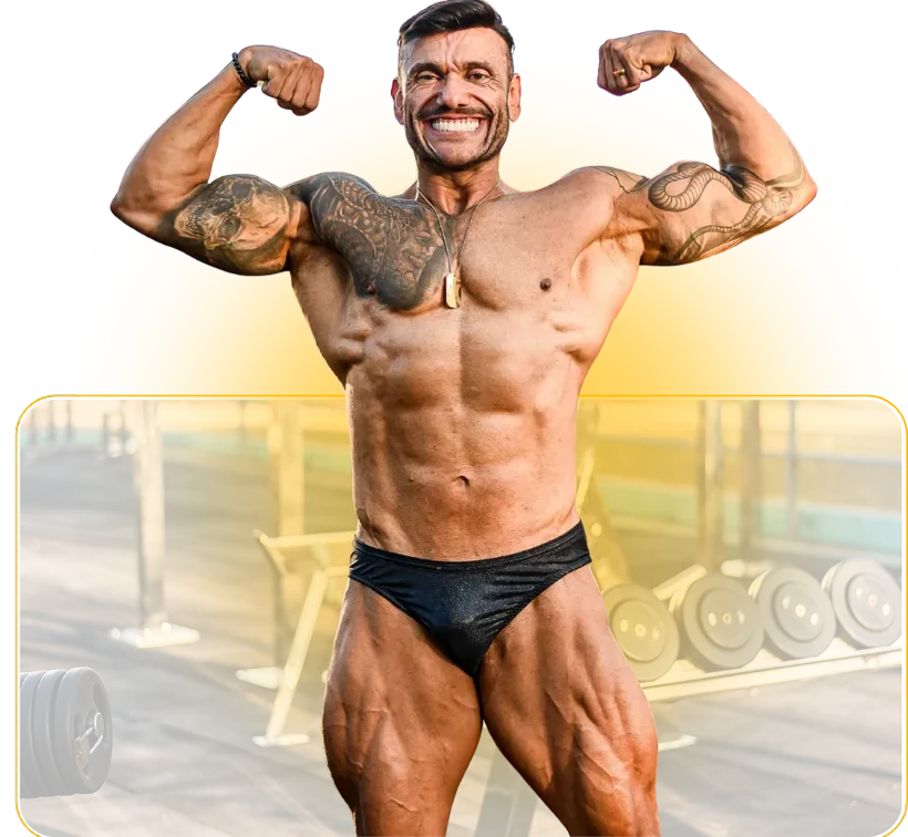 Théo Cardoso em pose de duplo bíceps, com o físico de atleta de fisiculturismo